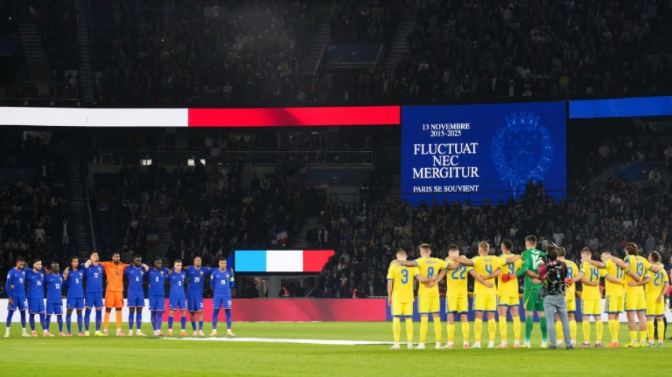 Foot: hommage aux victimes des attentats du 13 novembre 2015 lors de France-Ukraine