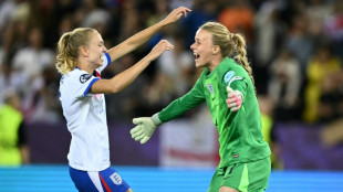 Inglaterra vence Su&eacute;cia nos p&ecirc;naltis e vai &agrave;s semifinais da Eurocopa feminina