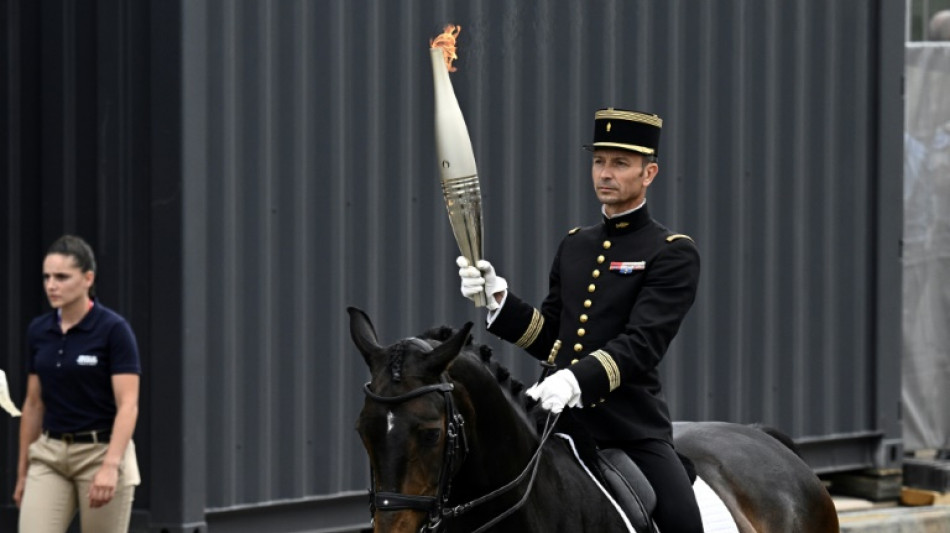 Olympische Flamme trifft am franz&ouml;sischen Nationalfeiertag in Paris ein