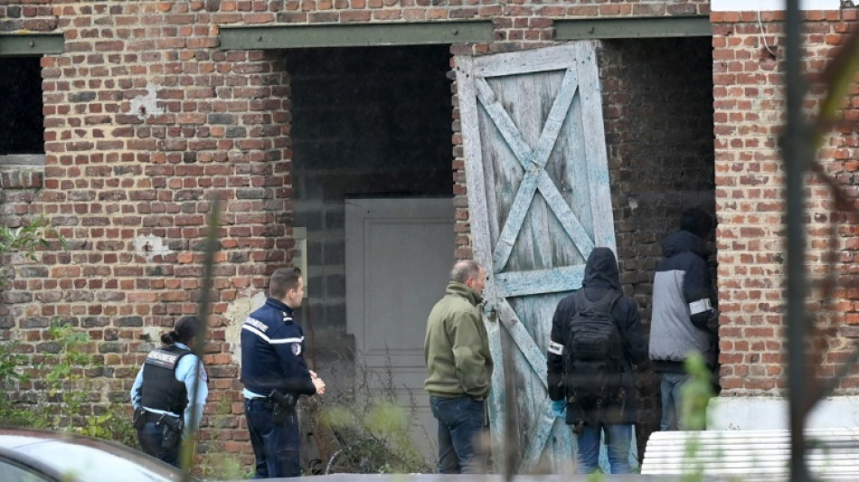 Emotion et interrogations apr&egrave;s le meurtre d'un agent du fisc