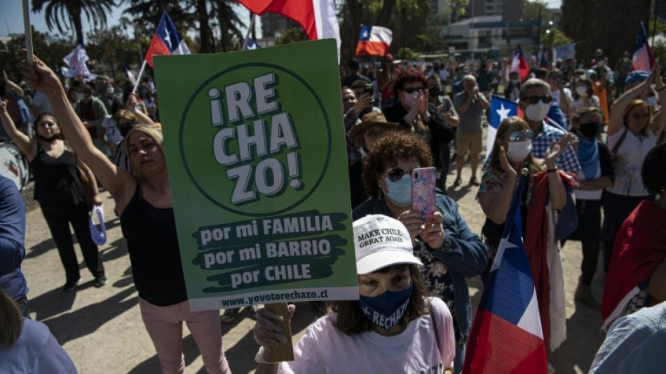 Decenas de personas se manifiestan en Chile por el rechazo de la nueva Constituci&oacute;n