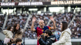 Iniesta se despede em T&oacute;quio em amistoso de lendas entre Bar&ccedil;a e Real Madrid