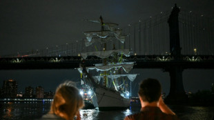 Colis&atilde;o de navio mexicano contra ponte do Brooklyn deixa dois mortos em Nova York