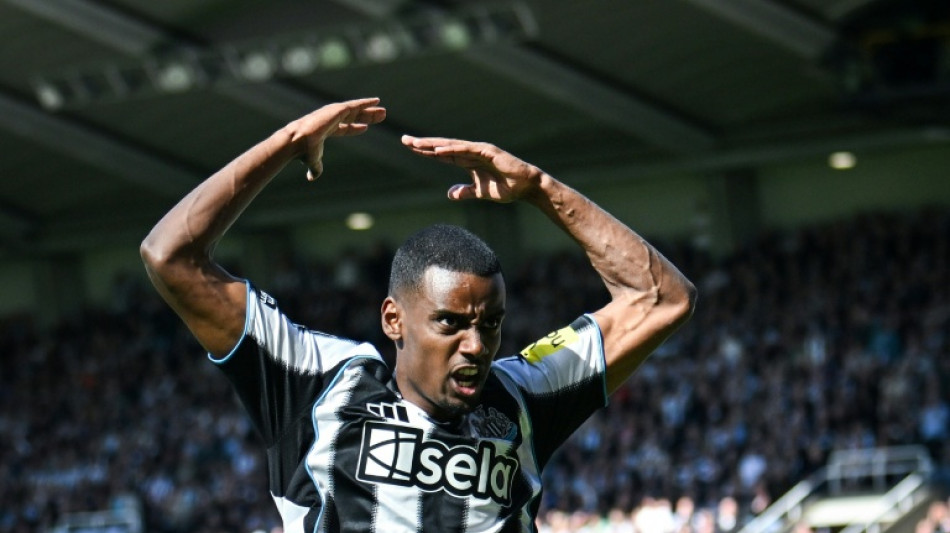 Howe confident Isak will stay at Newcastle despite transfer talk