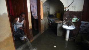 Habitantes de Karachi, abrumados por lluvias monz&oacute;nicas que azotan Pakist&aacute;n
