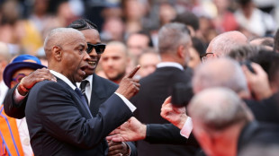 Encontronazo entre Denzel Washington y un fotógrafo en la alfombra roja de Cannes