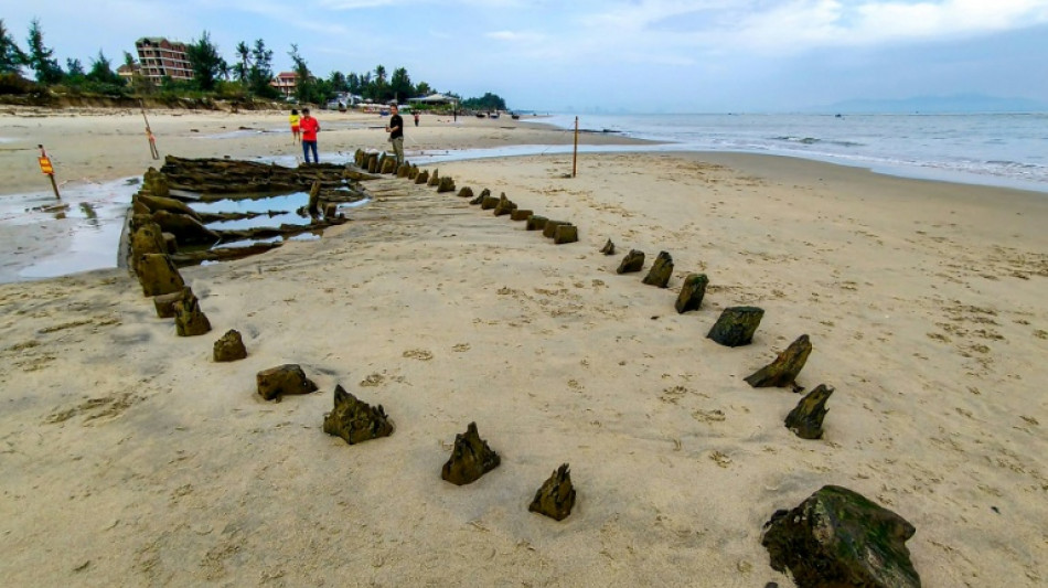 Taifun legt an Strand in Vietnam jahrhundertealtes Schiffswrack frei
