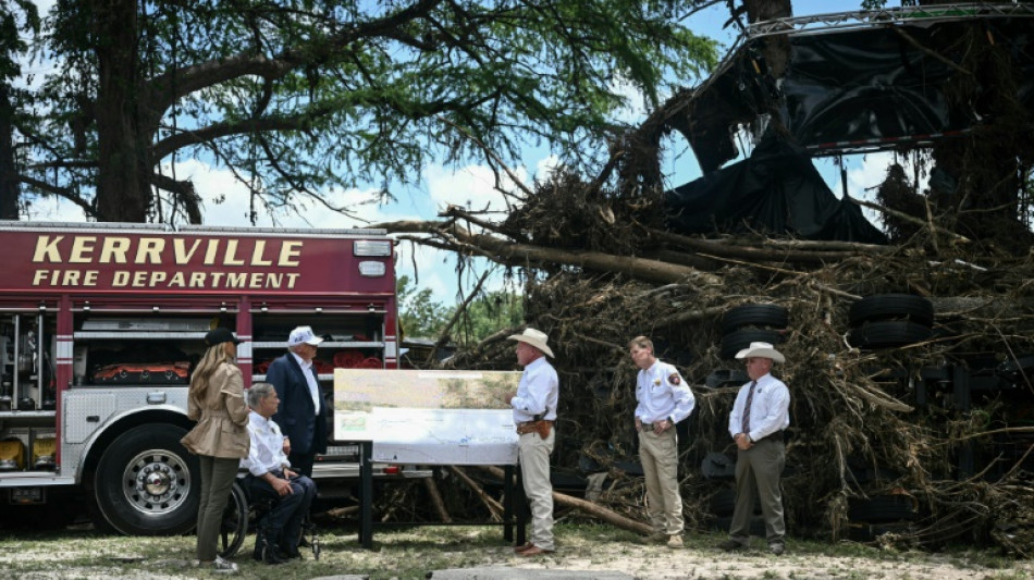 "Jamais rien vu de tel": Trump sur le site d'inondations meurtri&egrave;res au Texas