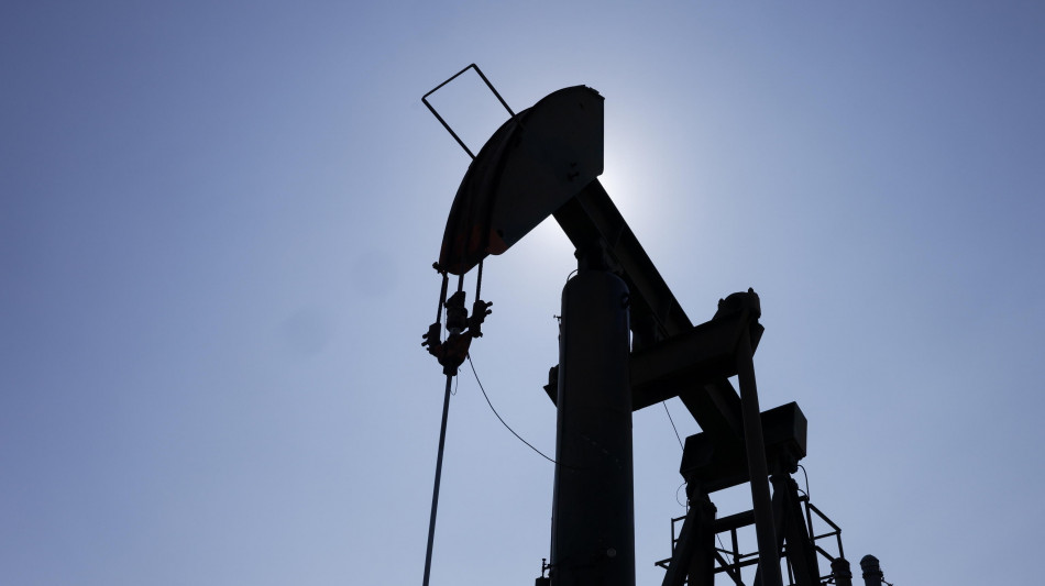 Petrolio in calo a New York ma sempre sopra 100, a 107,77 dollari