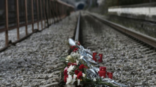 Primer ministro griego pide perd&oacute;n por accidente ferroviario, entre nuevas protestas