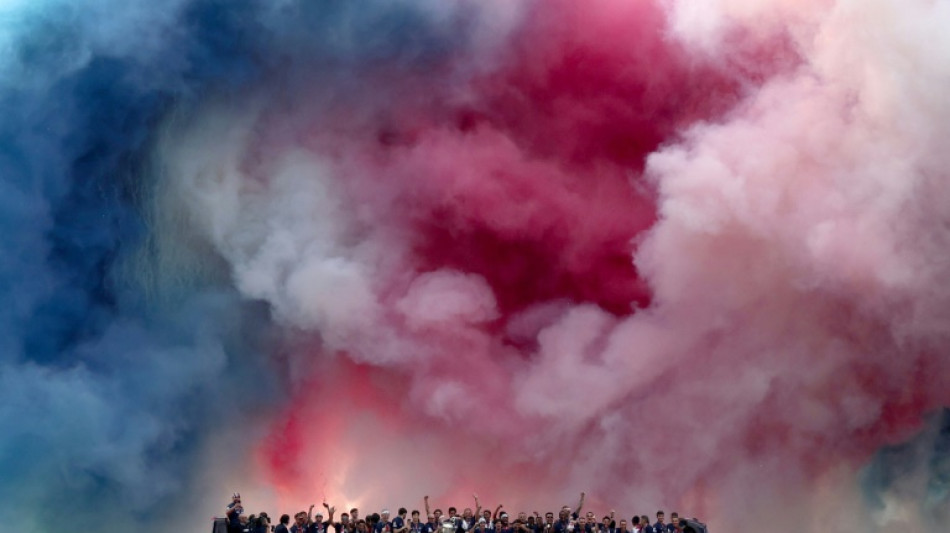 Ba&ntilde;o de masas del campe&oacute;n europeo PSG en su regreso a Par&iacute;s