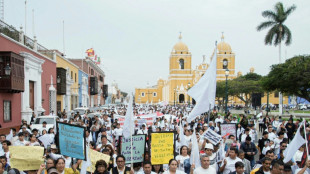 Trabajadores mineros marchan en Per&uacute; exigiendo m&aacute;s seguridad al gobierno