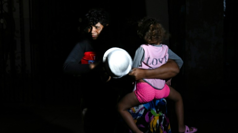 Les Cubains face &agrave; la panne g&eacute;ante et une temp&ecirc;te tropicale