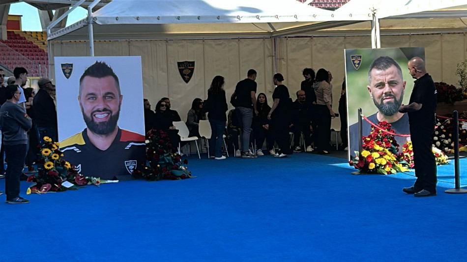 Calcio:in migliaia al Via del Mare per l'ultimo saluto a Fiorita