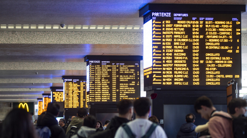 Sindacati, adesione massiccia a scipero treni, al 90%