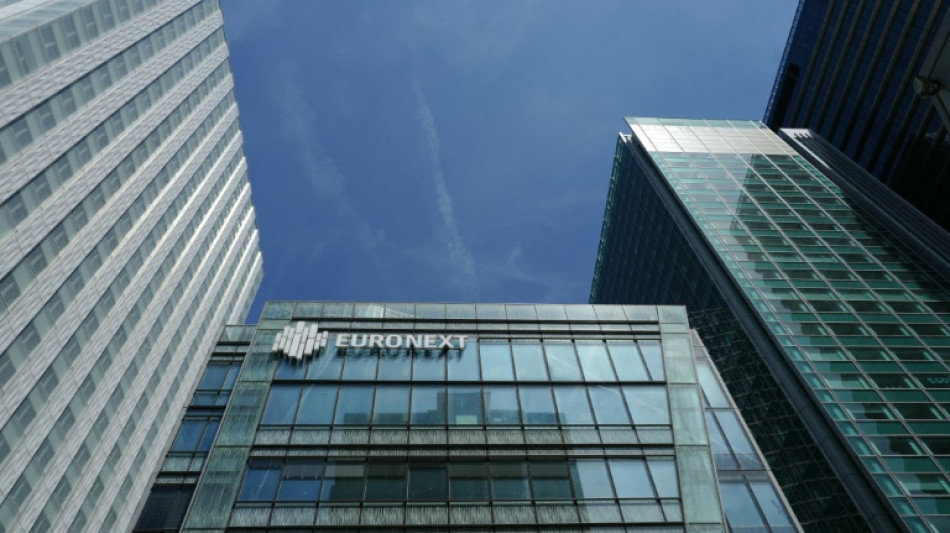 La Bourse de Paris hésite, guerre commerciale et résultats au centre de l'attention