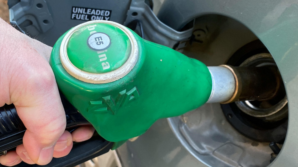 Qe, prosegue calo prezzi benzina, self a 1,725 al litro