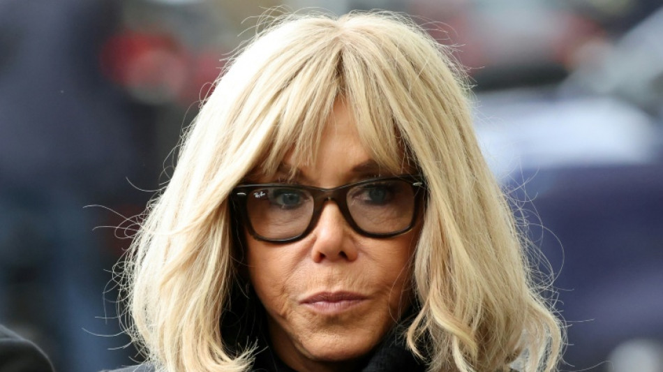 Polémique "sales connes": la porte-parole du gouvernement appelle à laisser Brigitte Macron "tranquille"