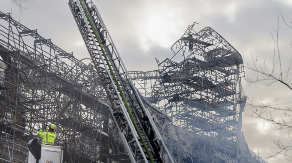 Bombeiros batalham pelo 2&ordm; dia contra inc&ecirc;ndio no pr&eacute;dio da antiga Bolsa de Copenhague