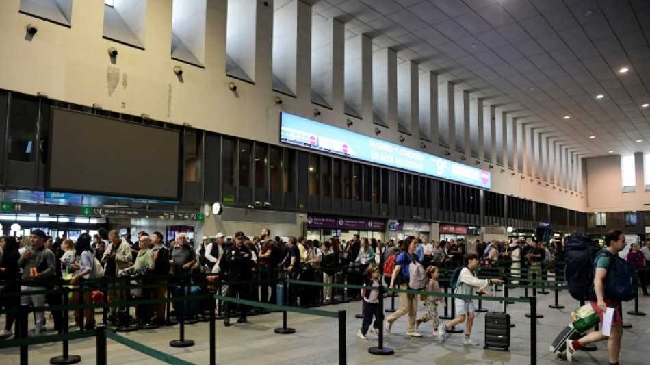 Transistor, bougies, réchaud...: en reprenant une vie normale, les Madrilènes tirent les leçons de la coupure géante