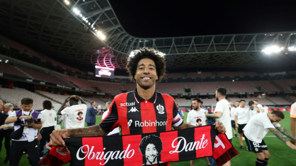 Rec&eacute;m-aposentado, Dante inicia carreira de t&eacute;cnico na equipe B do Bayern de Munique