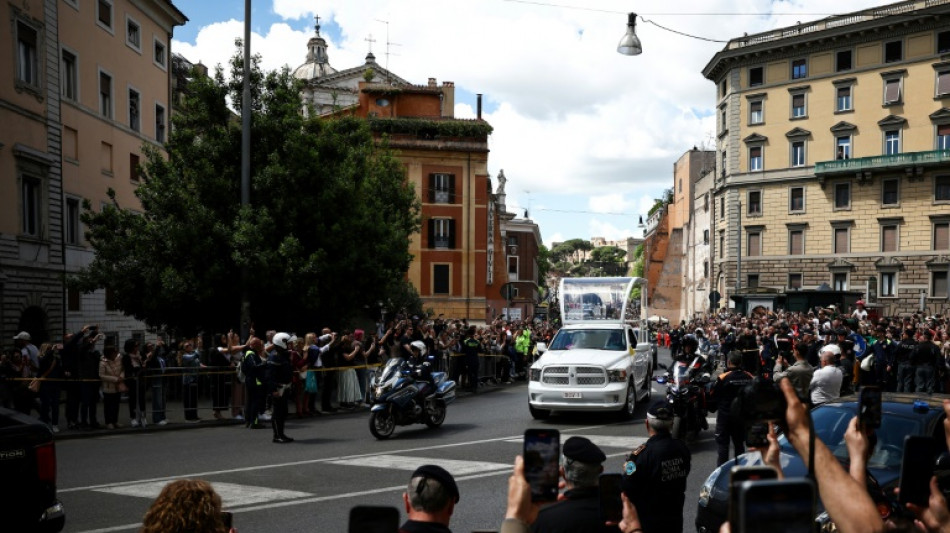 El papamóvil que trasladó los restos de Francisco fue un regalo de México
