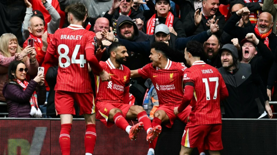 Liverpool vence West Ham (2-1) e fica mais perto do t&iacute;tulo da Premier League