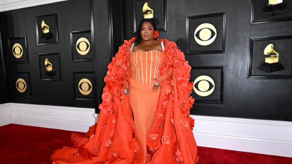 Colores atrevidos y el b&aacute;sico negro dominaron la alfombra roja de los Grammy