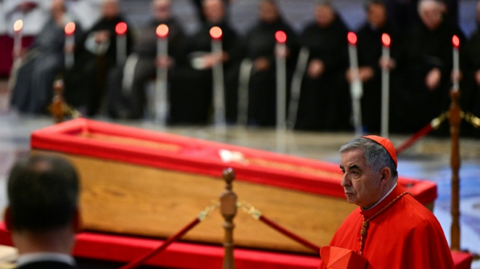 "He decidido obedecer", dice cardenal convicto tras desistir del cónclave