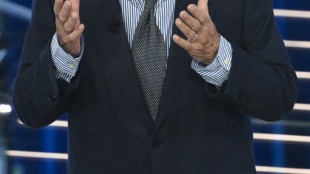 A Mogol il premio alla carriera, standing ovation all'Ariston