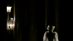 Sem dire&ccedil;&atilde;o art&iacute;stica, Chanel apela aos artes&atilde;os; Alexis Mabille ao erotismo de Dita Von Teese