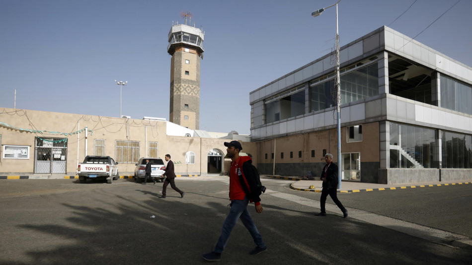 Media Yemen, Riad sta attaccando l'aeroporto internazionale di Sana'a