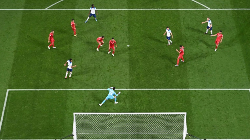 La nueva generaci&oacute;n inglesa presenta candidatura al t&iacute;tulo con goleada de 6-2 a Ir&aacute;n