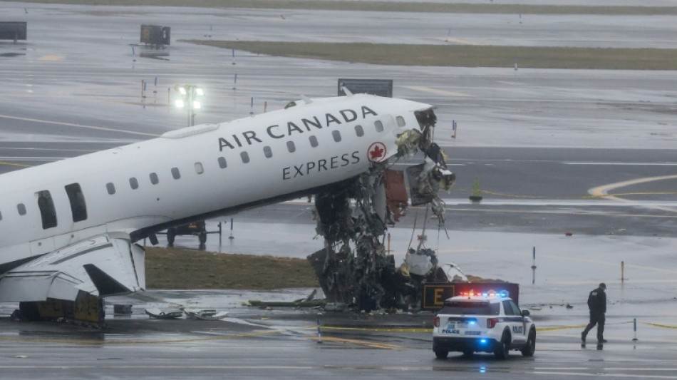 Runway collision kills two pilots at New York airport 