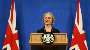 La primera ministra brit&aacute;nica sacrifica al titular de Finanzas y modifica su plan econ&oacute;mico