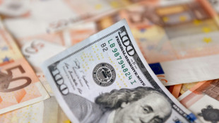 El euro cae brevemente por debajo del d&oacute;lar por primera vez desde finales de 2002