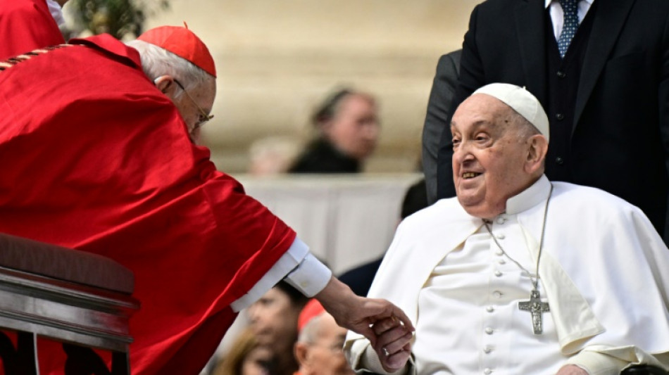 Papst Franziskus nimmt auf dem Petersplatz ein Bad in der Menge