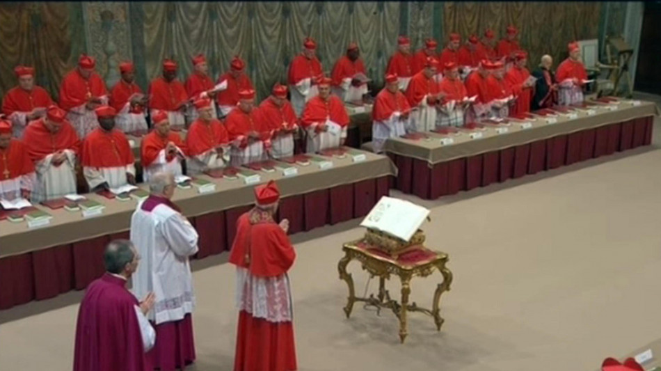 Cardinali nella Paolina, al via i riti del conclave