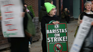 Miles de baristas de Starbucks hacen huelga para exigir derechos laborales