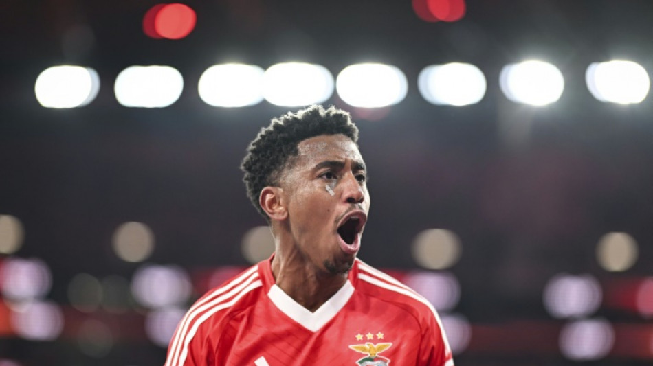 Benfica goleia Famalic&atilde;o (4-0) e alcan&ccedil;a Sporting na lideran&ccedil;a