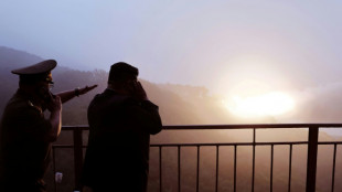 El líder norcoreano supervisa una prueba de motor para misiles balísticos