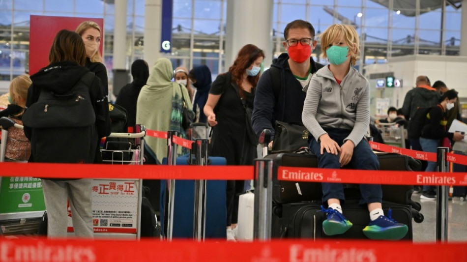 Extranjeros se unen al &eacute;xodo de Hong Kong ante restricciones por coronavirus