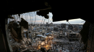 Moradores de Gaza resgatam livros antigos em biblioteca devastada pela guerra