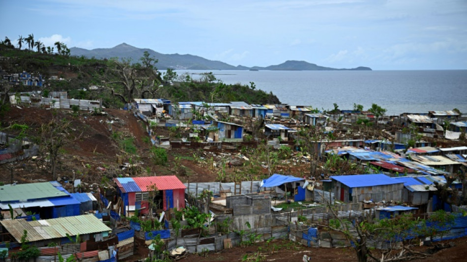 Le Pen &agrave; Mayotte veut "&eacute;couter" ses habitants et mettre la pression sur le gouvernement
