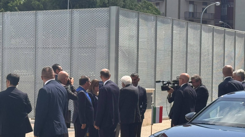 Mattarella ad Andria per decennale strage ferroviaria, applausi e strette di mano