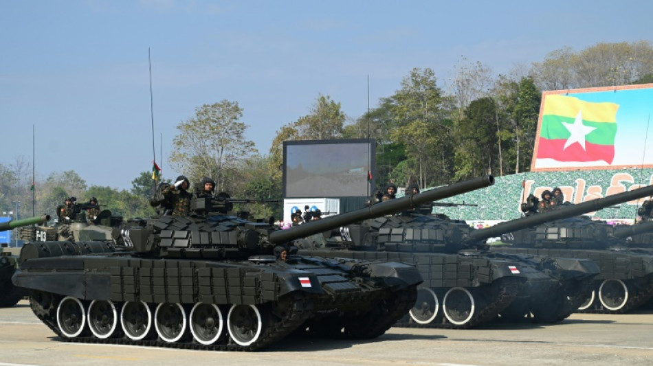 Birmanie: d&eacute;fil&eacute; militaire et amnistie d&eacute;cr&eacute;t&eacute;e par la junte pour les 75 ans de l'ind&eacute;pendance 