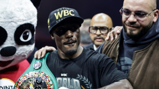 Boxe: Bakary Samak&eacute; triomphe par K.O. avant le concert de Gazo