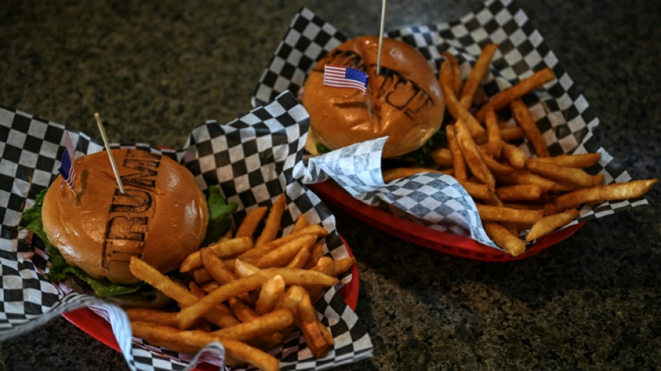 En Trump Burger, comensales saborean los primeros 100 d&iacute;as de su presidente