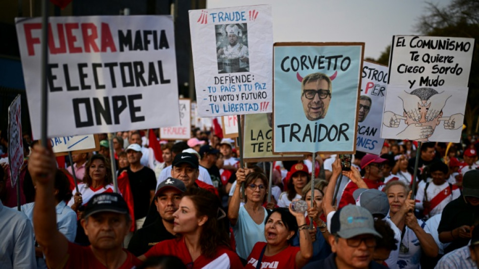 Al menos 3.000 peruanos protestan en medio de cuestionamientos a las elecciones presidenciales
