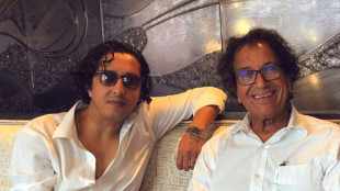 Arabia Saudita libera a estadounidense condenado por tuits cr&iacute;ticos (hijo)